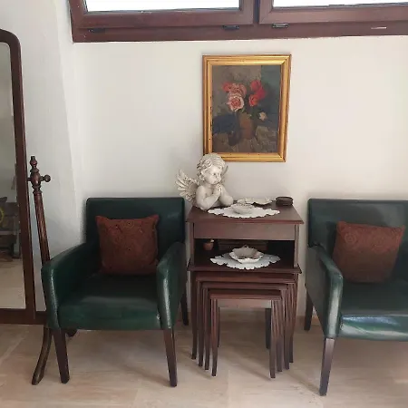 Merkez Bahceli, Avlulu Ev